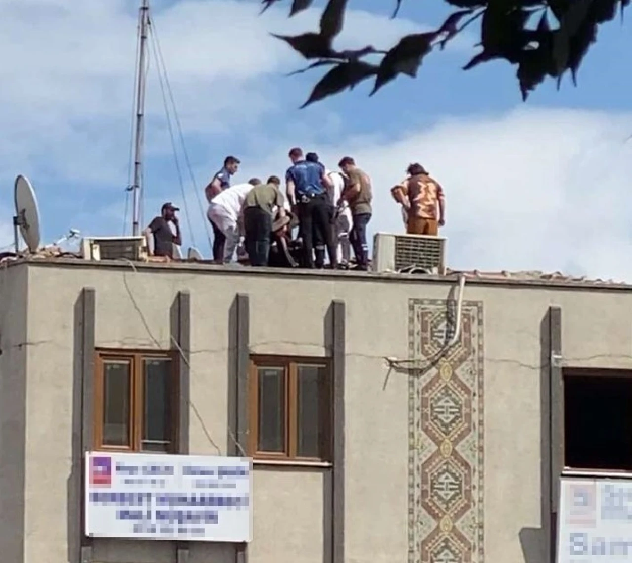 İntihar girişiminde bulunan vatandaşı polis ikna etti