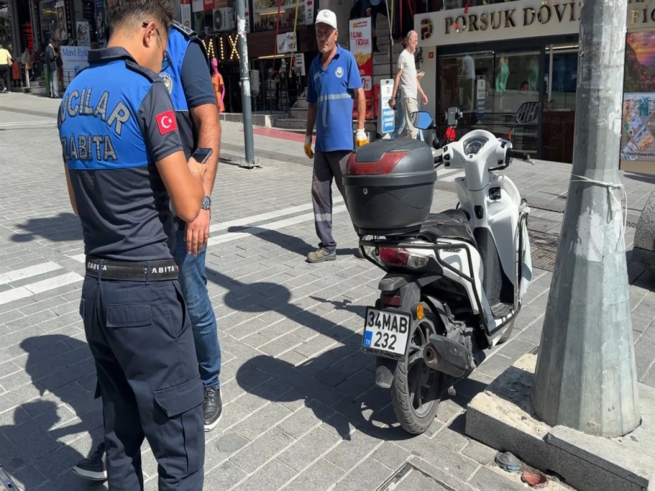 Avcılar'da kaldırıma motor park eden sürücülere ceza kesildi