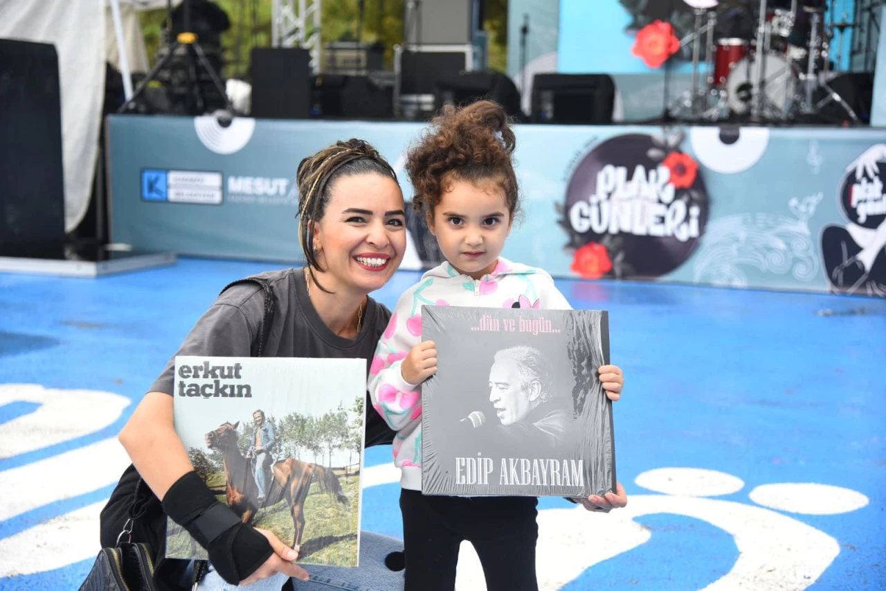 Kadıköy'de plaklar Edip Akbayram anısına döndü