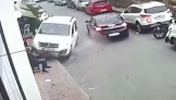Beyoğlu'nda ehliyetsiz sürücü dehşet saçtı