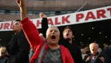 Mutlak butlan kararı sonrası CHP'lilerin parti genel merkezi önünde bekleyişi sürüyor