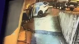 Beylikdüzü'nde otomobilin iş yeri duvarına çarptığı kazada 1 ağır yaralı