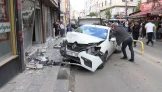 Bayrampaşa'da kazada savrulan otomobil berber dükkanına çarptı