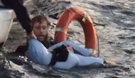 Denize düşen kadını son anda kurtardılar!