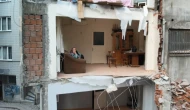 Yandaki bina yıkılınca duvarsız kaldı!