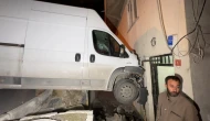 Avcılar'da yürekler ağza geldi! Minibüs evin içine girdi!