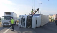 Hızını alamayan TIR devrildi