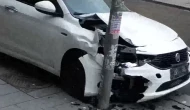 Hızını alamadı direğe çarptı