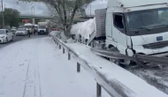 TIR hızını alamadı bariyere çarptı