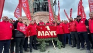 DİSK, Taksim Meydanı'na çelenk bıraktı