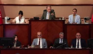 İBB Meclisi'nde kürsülere vurdular!
