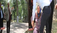Ünlü halk ozanı Yener Yılmazoğlu türküsünü yarıda kesti, annenin yanına koştu