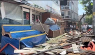 Esenyurt'ta yıkım sırasında zabıta ile iş yeri sahipleri arasında arbede çıktı