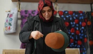 Keçeyi hayata döndürüyor