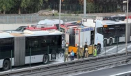 Zeytinburnu'nda yanan metrobüse itfaiye yetişti
