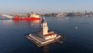 İstanbul'dan dev bir gemi geçti