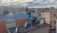 Esenler'de aranan şüpheli kaçmaya çalışırken çatıda yakalandı