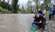 Sosyal medyada toplanan altın avcıları, yağışa rağmen İzmir'de derede altın aradı