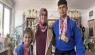 Annelerinin antrenmana götürmek için ehliyet aldığı judocu kardeşler, şampiyon oldu