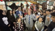 Balıkçı Kenan, balık yeme yarışması yaptı; gençlere ödül balık dağıttı