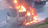 Bayrampaşa’da servis minibüsü alev alev yandı