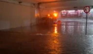 İstanbul'da alt geçidi su bastı; araçlar çöken yolda kaldı