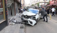 Bayrampaşa'da kazada savrulan otomobil berber dükkanına çarptı