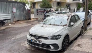 Maltepe’de kesilen ağaç 2 otomobilin üzerine devrildi