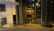 Eyüpsultan'da binaya çarpan otomobil, 15 metre yükseklikten bahçeye düştü