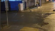 Arnavutköy'de otobüs durağının camını taşla kırdı