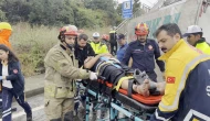 Arnavutköy'de yağış nedeniyle kayganlaşan yola devrilen kamyona hafriyat aracı çarptı; 2 yaralı