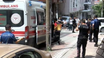 Küçükçekmece'de apartmanın önünde bekleyenlere ateş açıp kaçtılar
