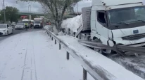 TIR hızını alamadı bariyere çarptı