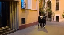Gece kulübünde kıskandığı kadını ve kendi sevgilisini bıçakladı