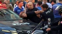 Avcılar'da iş yeri ve otomobillere saldırmaya kalktı; polis güçlükle gözaltına aldı
