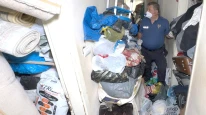 Avcılar'da çöp evden 12 kamyonet eşya çıkarıldı