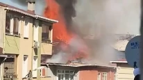 SULTANBEYLİ’de 3 katlı binanın çatısında yangın çıktı