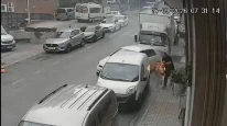 Kağıthane’de yeraltı elektrik kablolarında patlama: Aracını son anda kurtardı