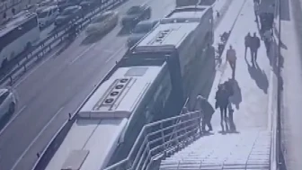 Cevizlibağ metrobüsünde dehşet anları!