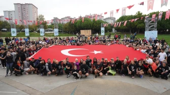 YÜZLERCE KİŞİ ATA’YA SAYGI İÇİN KOŞTU