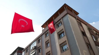 Şehit Pilot Hasan Bahar'ın  Avcılar'daki evine ateş düştü!