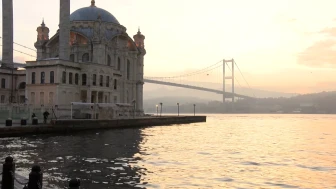 Yoğun sis boğaz trafğini kapattı