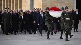 Anıtkabir'den mesaj verdi: Geleceğe yürüyoruz!
