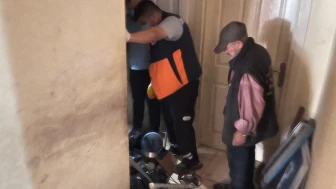 Esenyurt'ta bir evden 3 kamyon çöp çıktı!