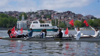 Beyoğlu'nda Haliç'in mavi sularında 19 Mayıs coşkusu