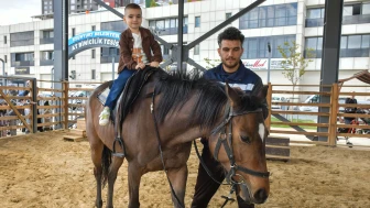 Esenyurt'ta çocuklara  atla terapi