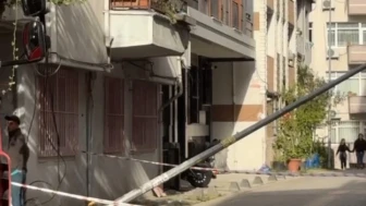Elektrik direği eve girdi!