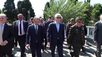 İstanbul Valisi Davut Gül, Edirnekapı Şehitliği'ni ziyaret etti