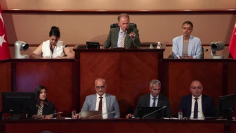 İBB Meclisi'nde kürsülere vurdular!