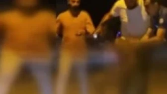 Sokakta çıplak yürümeye kalkınca vatandaş dayak attı!